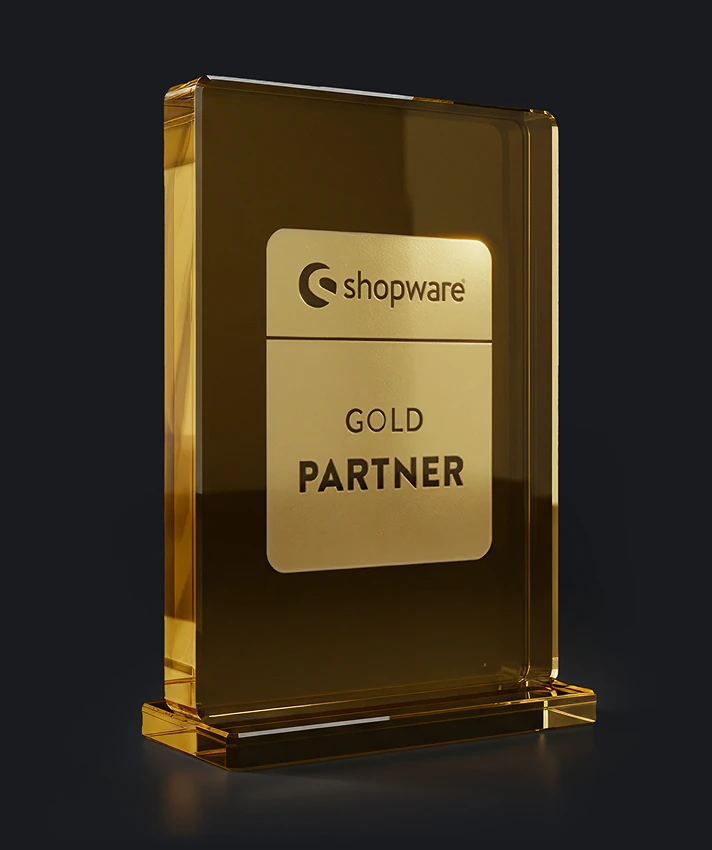 Statuetka Shopware Gold Partner w formie złotego szklanego bloku na ciemnym tle