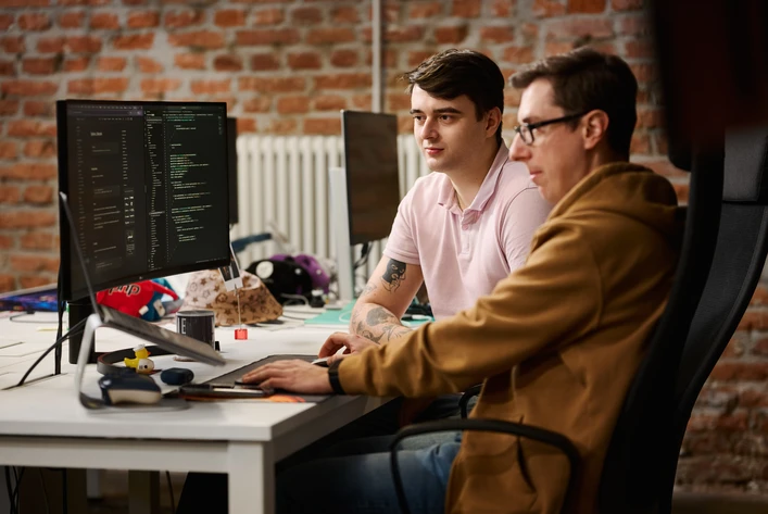 Programiści tworzący i optymalizujący platformę e-commerce