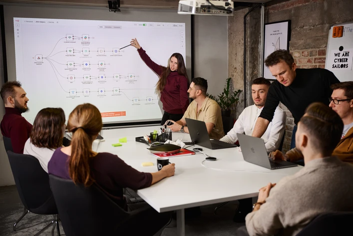 Zespół planuje integracje systemów i procesy cyfrowe w sali konferencyjnej