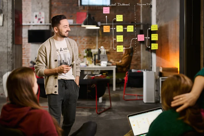 Zespół UX analizujący złożoną strukturę interfejsu podczas warsztatu