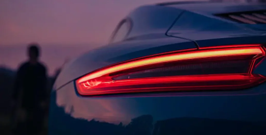 Zbliżenie tylnego światła samochodu w ruchu