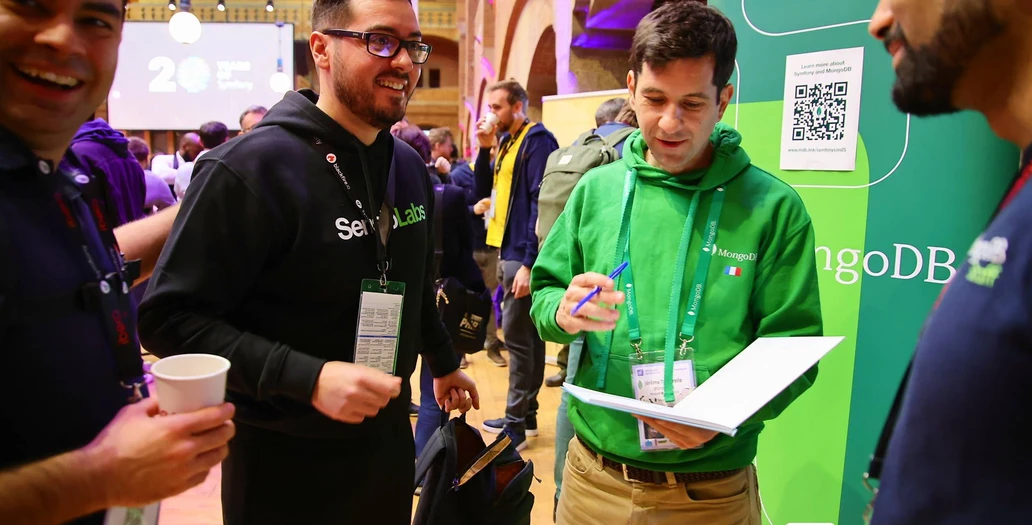 Programiści omawiają rozwiązania Symfony podczas konferencji