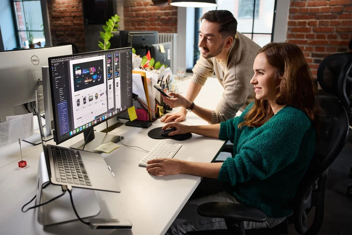 Projektant pracujący nad nowoczesnym interfejsem sklepu