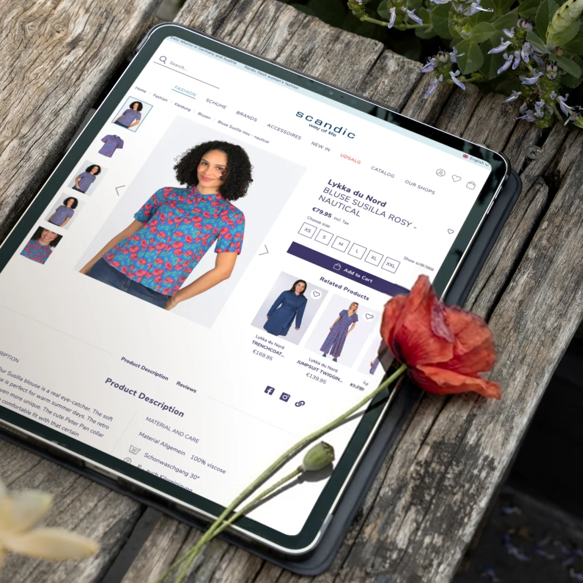 Strona produktu e-commerce Scandic Way of Life na tablecie prezentująca bluzkę w kwiaty obok maku