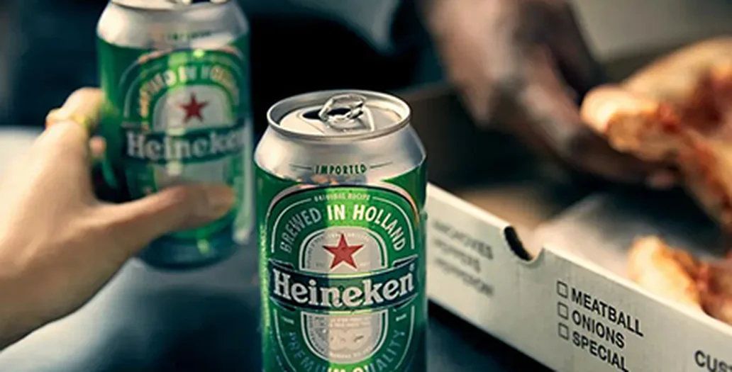 Fotografia produktowa z puszkami napojów