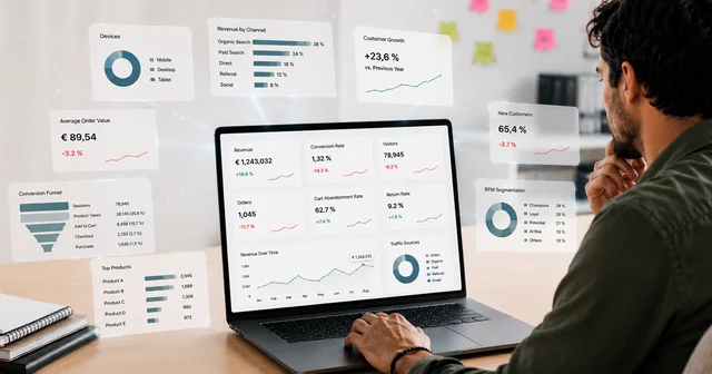 Osoba analizująca wskaźniki e-commerce na kilku dashboardach na ekranie