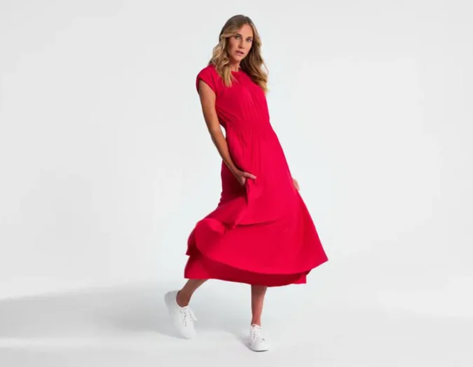 Kreatywna fotografia portretowa w czerwonej sukience