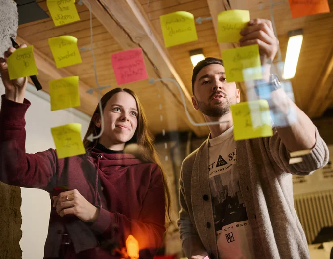 Zespół podczas burzy mózgów z karteczkami