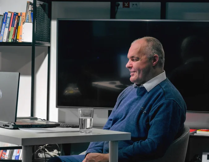 Prelegent przedstawiający zagadnienia dostępności podczas warsztatów