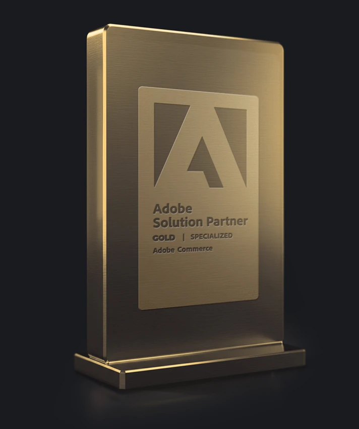 Statuetka Adobe Solution Partner Gold dla Adobe Commerce na ciemnym tle