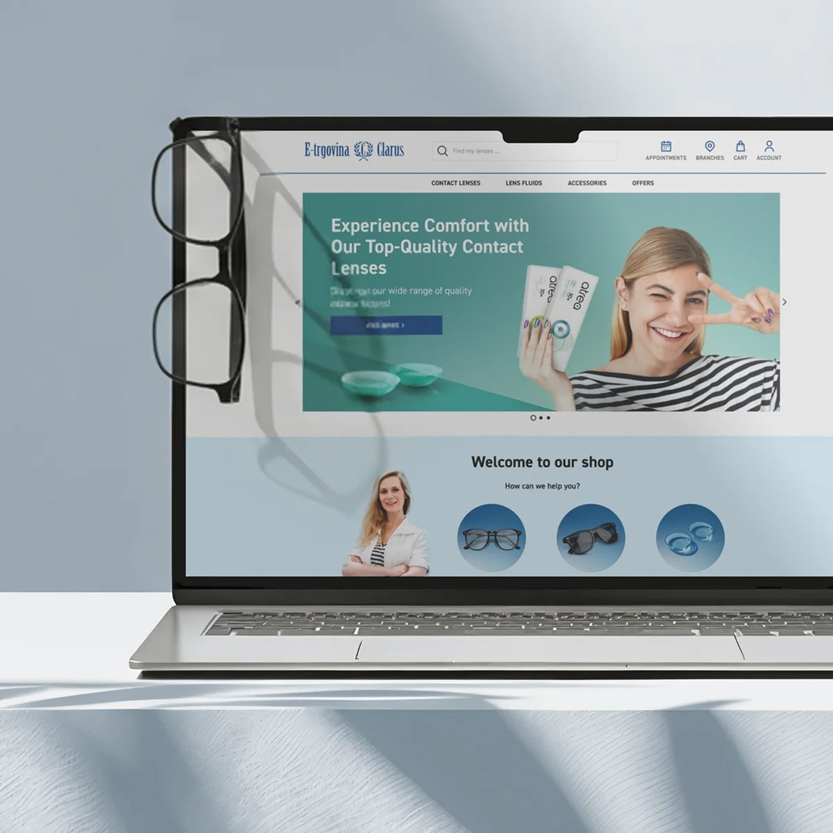 Podgląd strony e-commerce E-trgovina Clarus na laptopie prezentujący wysokiej jakości soczewki kontaktowe oraz różne kategorie okularów, w tym korekcyjne i przeciwsłoneczne