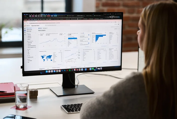 Analiza dashboardu wydajności e-commerce na komputerze