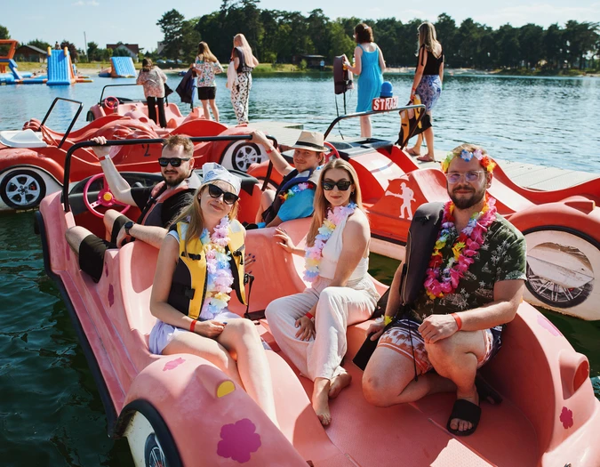 Zespół na rowerach wodnych podczas integracji