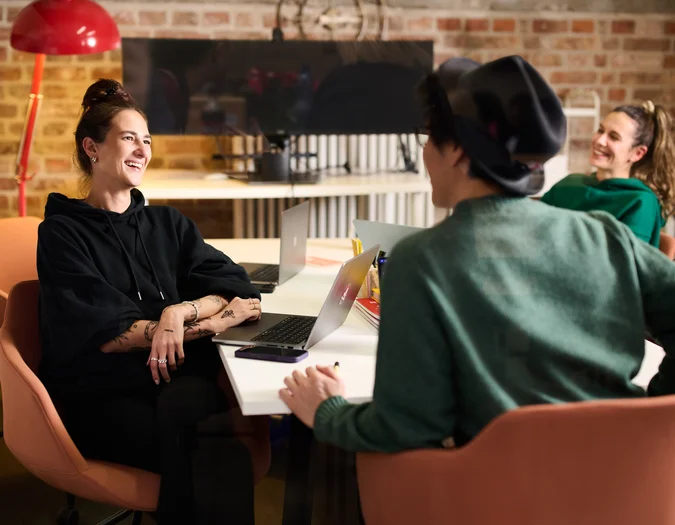 Członkowie zespołu podczas kreatywnego spotkania