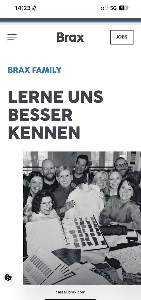 Mobilny interfejs Brax prezentujący stronę kariery „BRAX FAMILY” ze zdjęciem grupowym zespołu