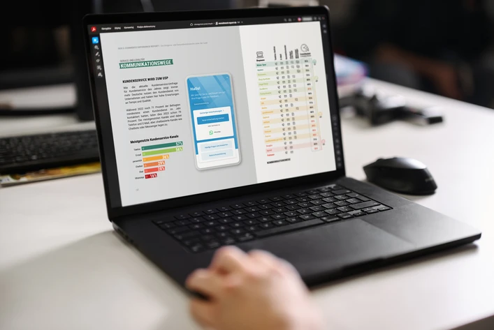 Panel analizy customer experience wyświetlony na laptopie