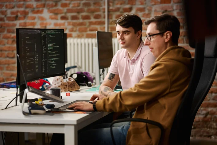 Programiści tworzący i optymalizujący platformę e-commerce
