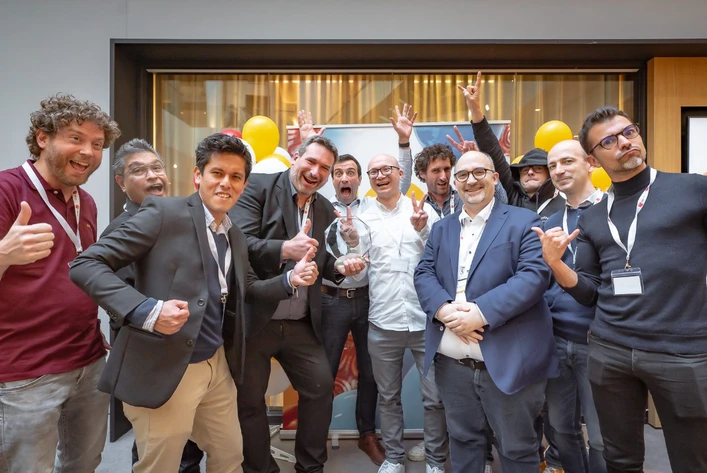 Część zespołu creativestyle wspólnie świętuje sukces