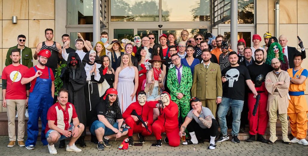 Zespół w kolorowych przebraniach imprezowych