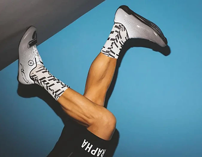 Nogi w ruchu w sneakersach na niebieskim tle