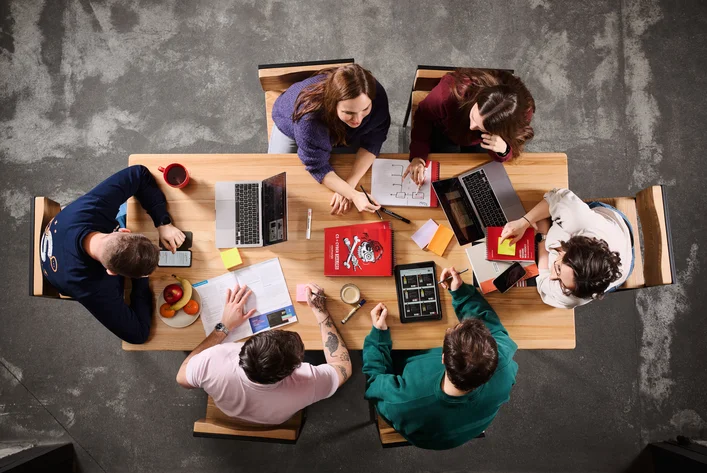 Spotkanie zespołu omawiające strategie wzrostu