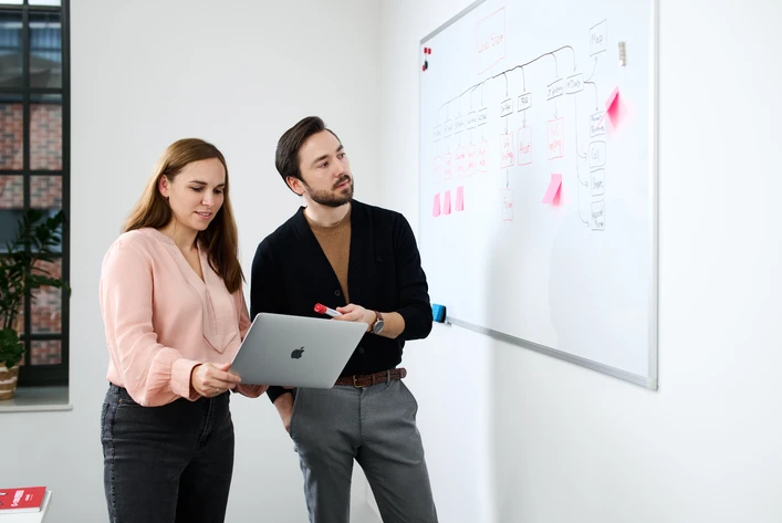 Warsztaty UX z zespołem analizującym potrzeby użytkowników przy tablicy