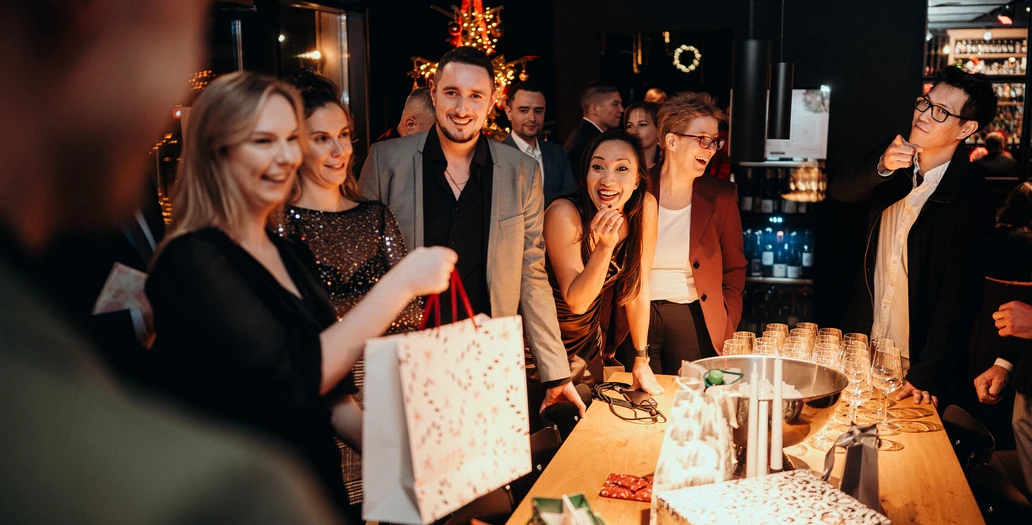 Wręczanie prezentów podczas imprezy firmowej