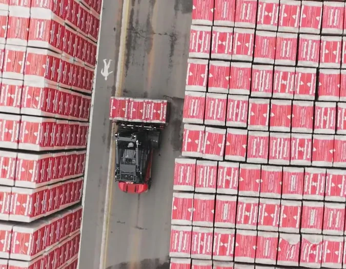 Film korporacyjny pokazujący środowisko produkcji i logistyki